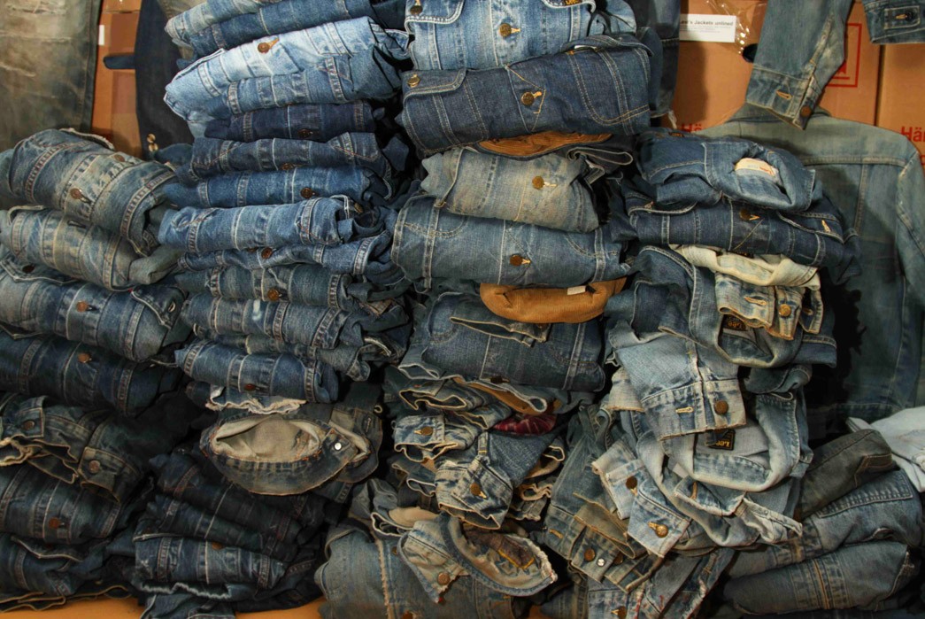 ultimate-denim-collection-the-jeans-museum-packed