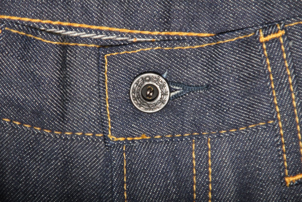 oldblue-co-wwii-repro-denim-review-the-classic-laurel-leaf-donut-button