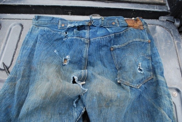 The original jeans from the late 1800s only had a pocket on the right hand side.