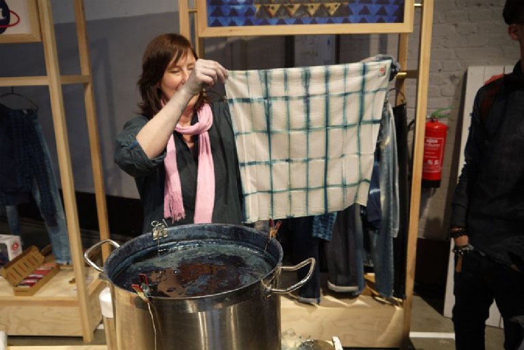 amsterdam-denim-days-2014-part-ii-blueprint-and-more-dye-station-colored-textile-in-hand