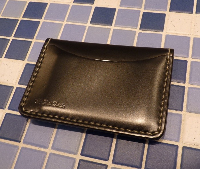A Flat Head card case, made of Cordovan leather.