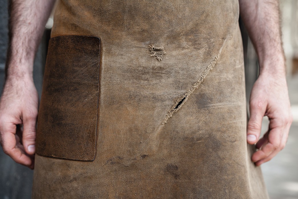 two-third-wave-aprons-coffee-and-denim-texas-leather-model-detailed