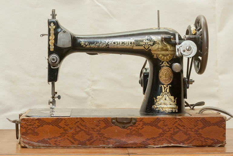 Early 20th century Singer side