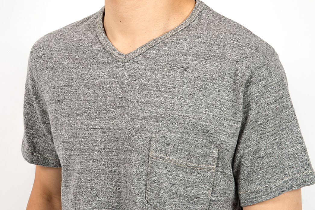 Workers-pocket-t-v-neck-white-red-fit-closeup