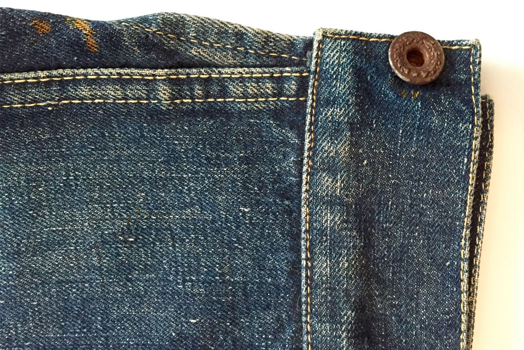 Laurel leaf-donut button on a WWII-issue of a Levi's 506XX (Type I) Jacket. Image via eBay.