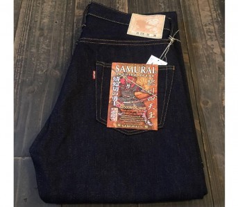 Samurai-S0500MOG-18oz-Black-Twisted-Yarn-Selvedge-Denim-Jeans-Folded