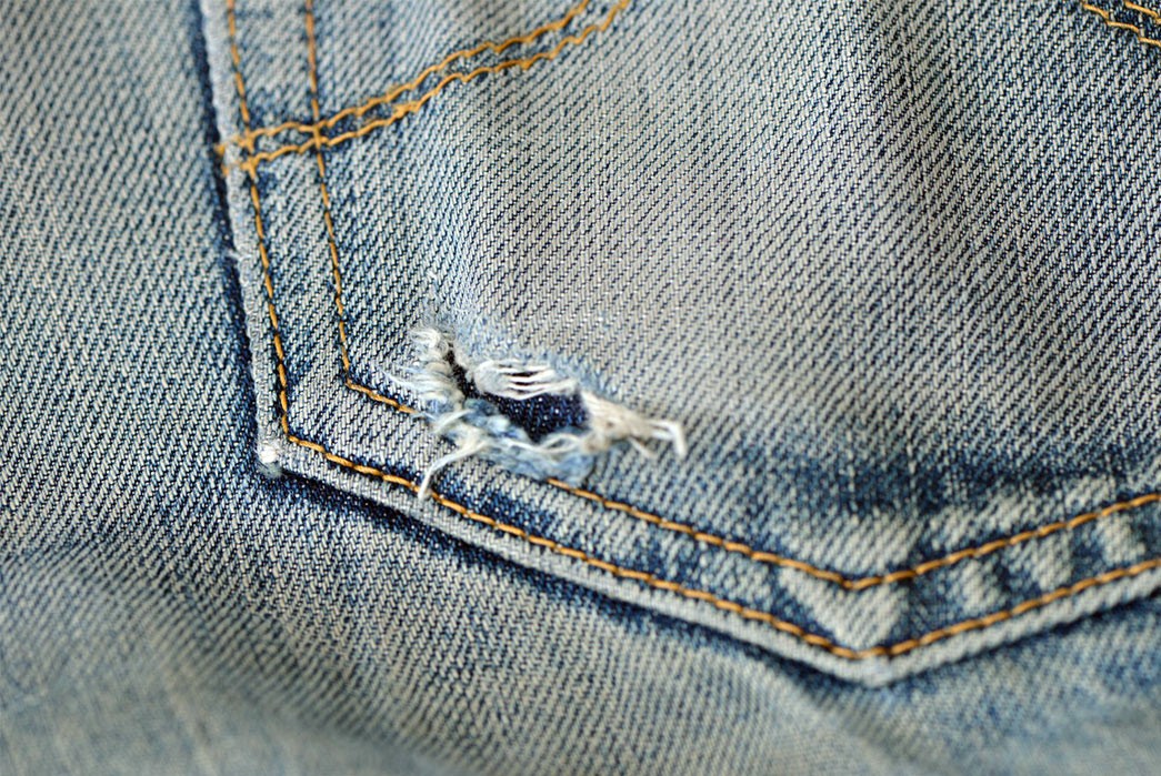 fade-of-the-day-jeansda-phoenix-2-years-0-washes-1-soak-back-pocket-detail-hole