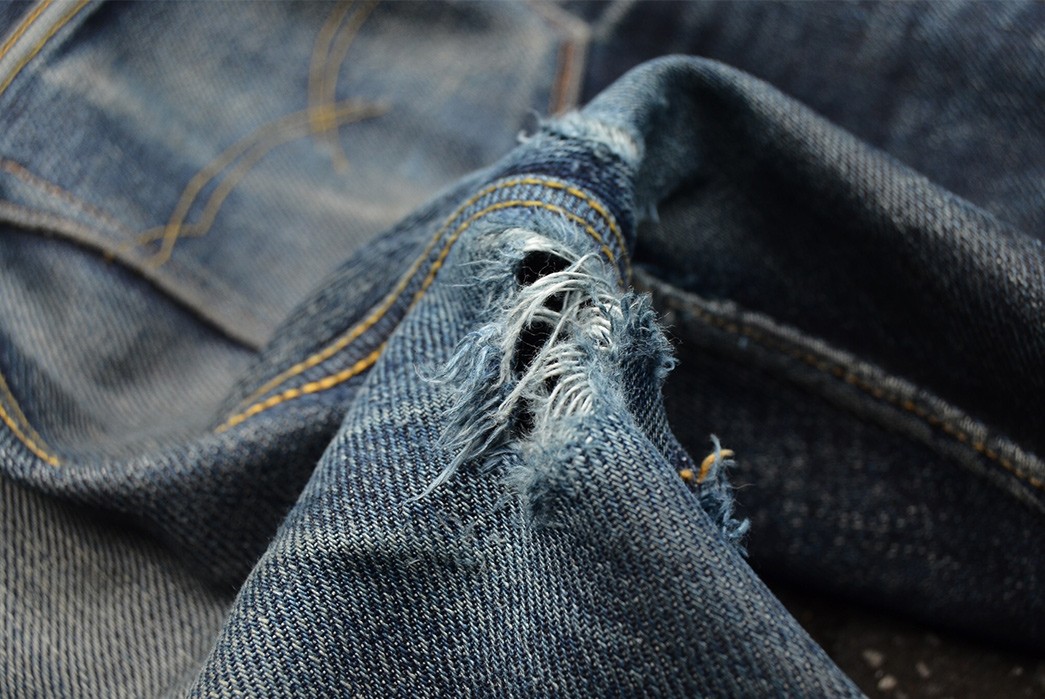 Fade-of-the-Day---Oldblue-Co.-21-23-oz.-Beast-(15-Months,-1-Wash,-1-Soak)-hole-detailed