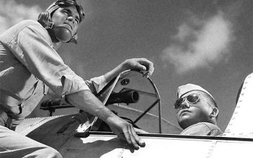 ray-ban-behind-the-wayfarers-history-philosophy-and-iconic-products-pilots-in-ray-ban-aviators-via-mr-doveton
