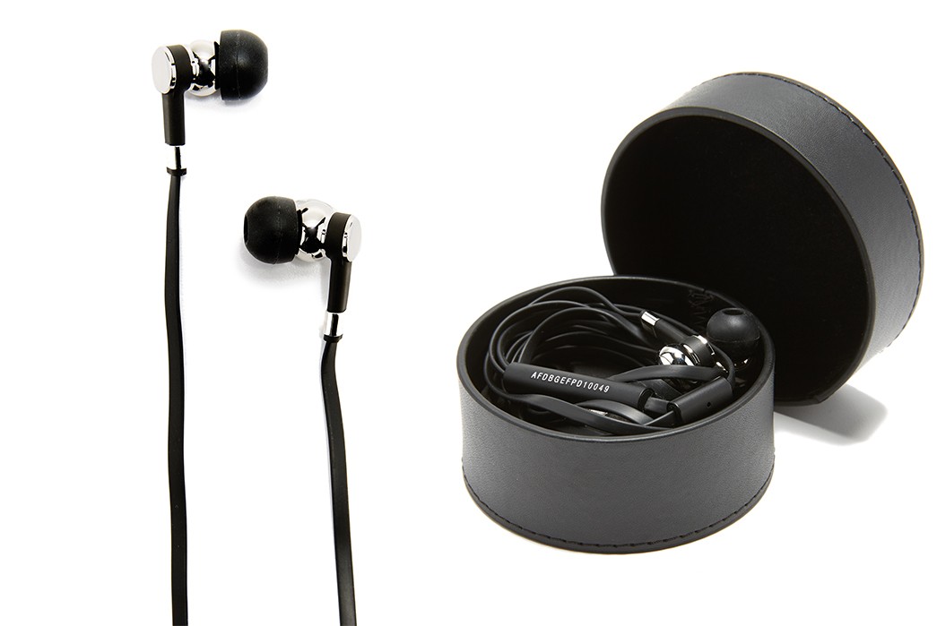 2-master-and-dynamic-me05-earphones-in-brass