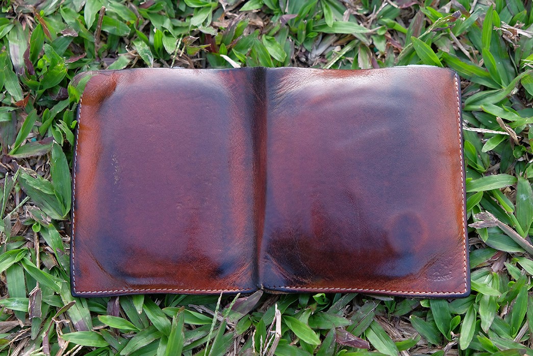fade-of-the-day-il-bisonte-bi-fold-wallet-8-years-open-outside