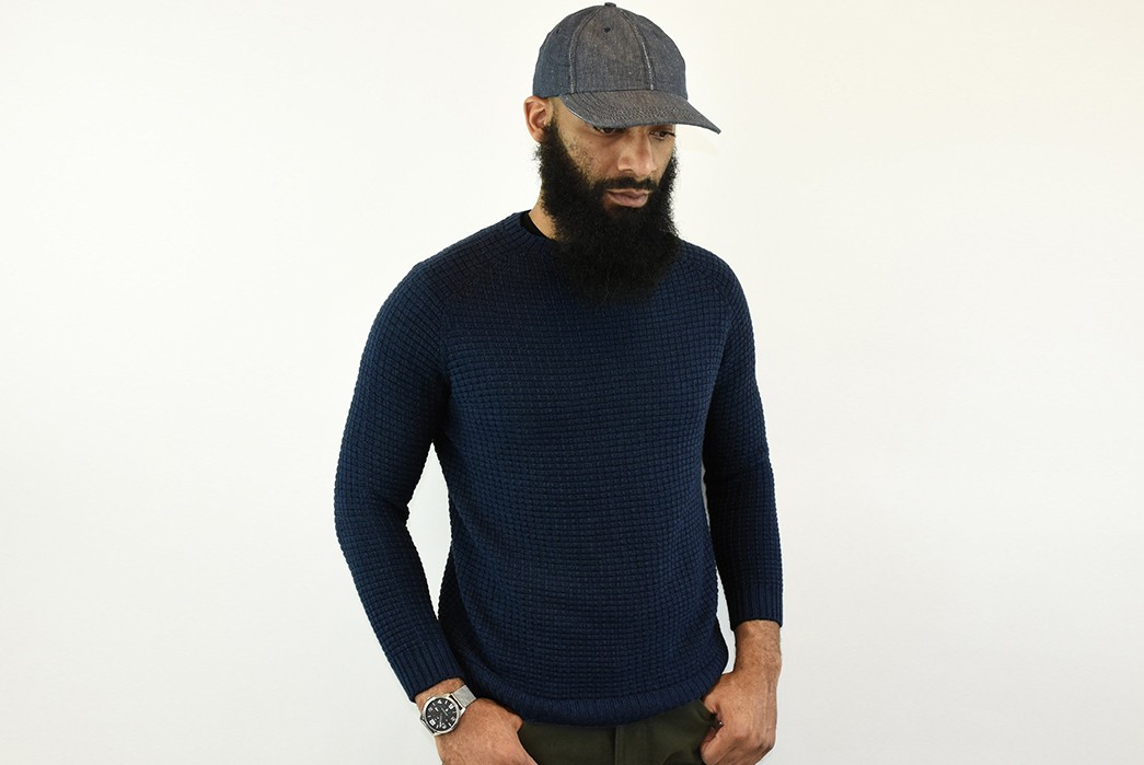 american-trench-knits-up-a-seamless-merino-sweater-model-front-navy
