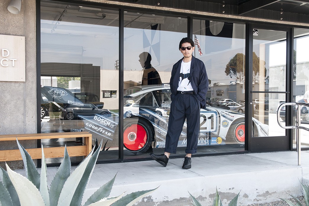 monitaly-spring-summer-2018-lookbook-shop-window-with-car-front