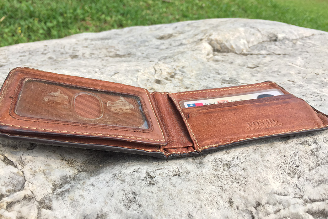 fade-of-the-day-fossil-traveler-wallet-10-years-open-inside-2
