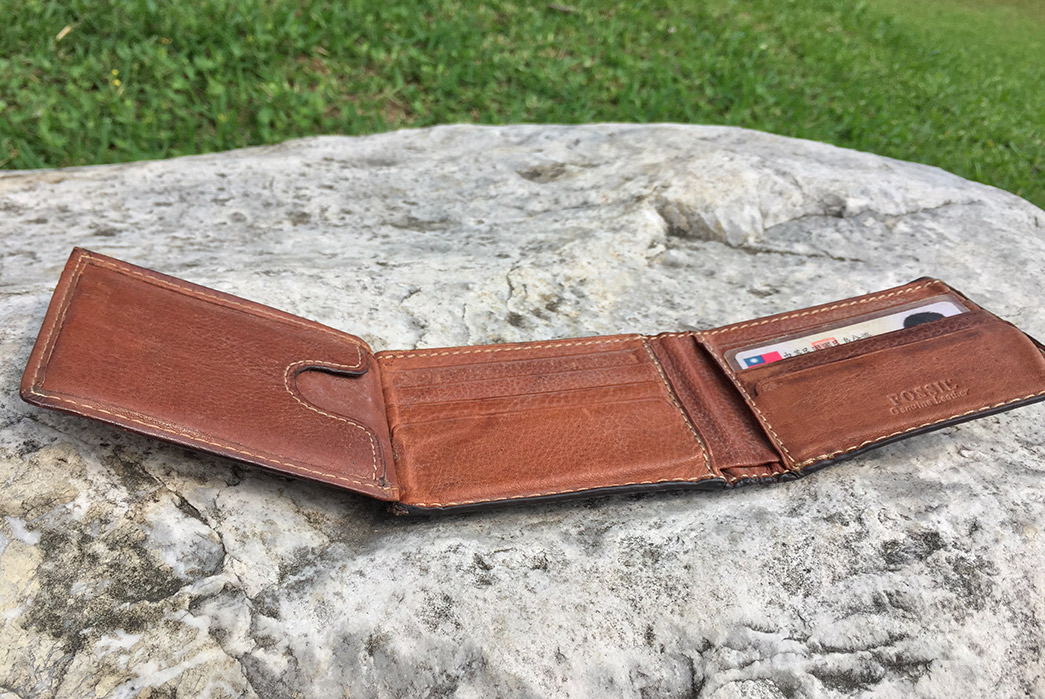 fade-of-the-day-fossil-traveler-wallet-10-years-open-inside-third-wing-2