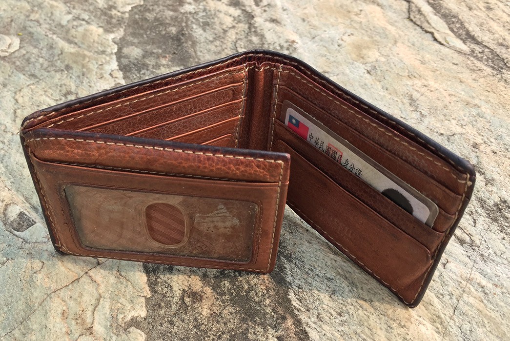 fade-of-the-day-fossil-traveler-wallet-10-years-open-inside-third-wing