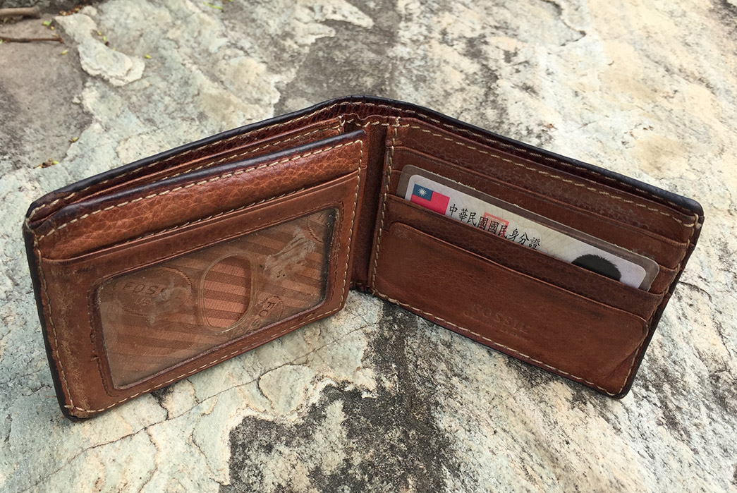 fade-of-the-day-fossil-traveler-wallet-10-years-open-inside