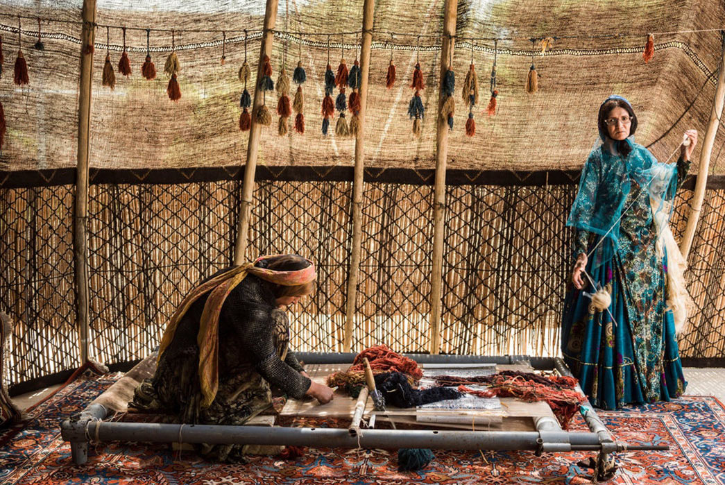 Understanding-Persian-Rugs-Modern-day-spinning-and-weaving.-Image-via-NYtimes.