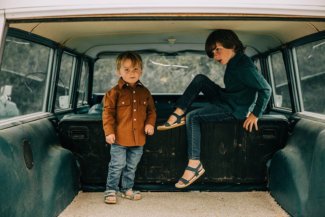 Match-Work-Shirts-With-Your-Nippers-With-The-Taylor-Stitch-Yosemite-Shirt-two-kids-in-car