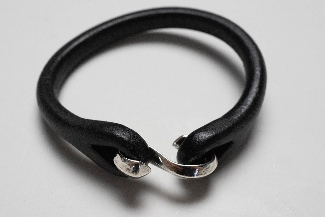 Hook-Yourself-One-Of-The-Flat-Head's-Leather-Single-Cuffs-black