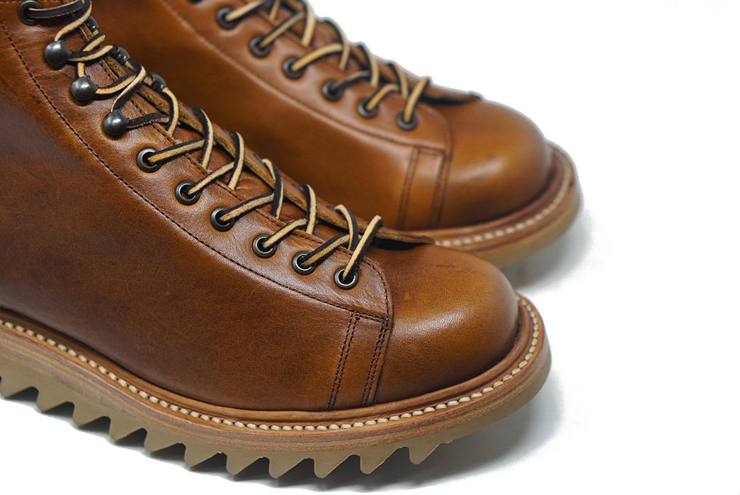 Unmarked's-Archie-01-GRM-Ripple-Uses-Cowhide-From-Mexico's-Chahin-Tannery-pair-side-fingers