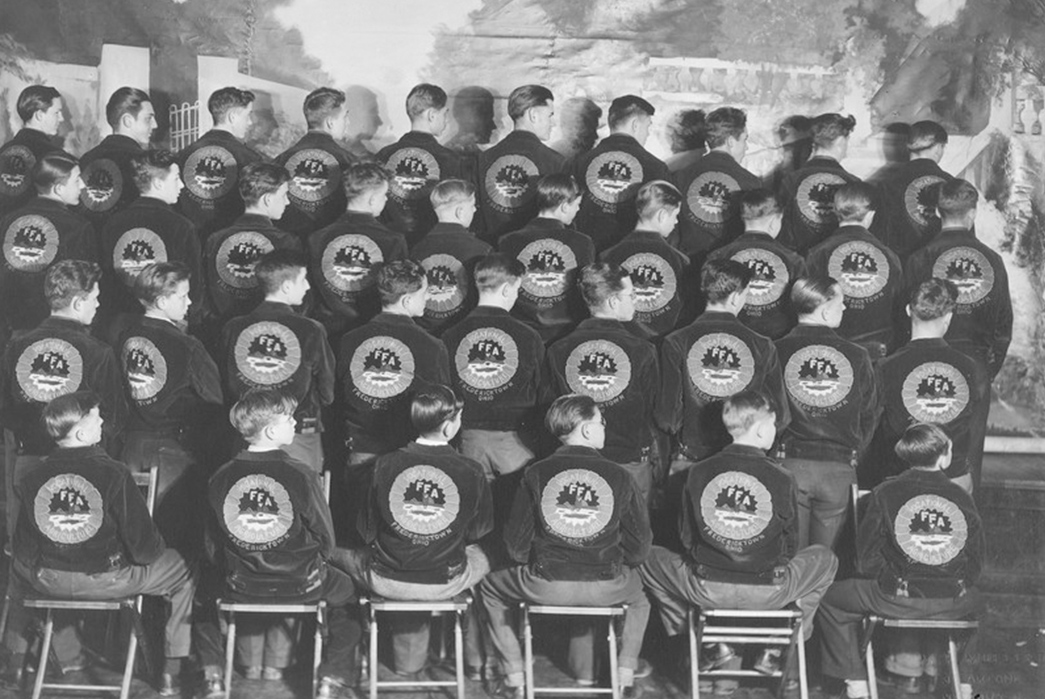 Moments-In-Time---FFA-Jackets-30s-chapter-posing-for-a-photo-via-University-Library