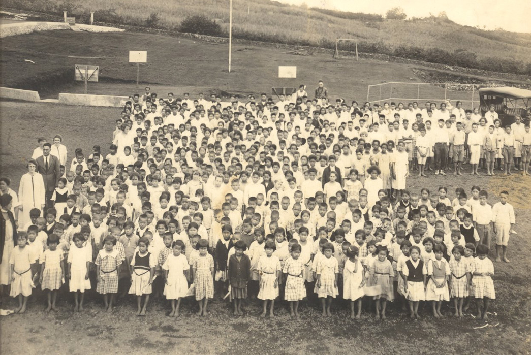 The-Plaid-Island---All-About-Palaka-Check-A-1930s-photo-of-schoolchildren--several-palaka-shirts-and-dresses-are-visible-in-the-first-two-rows.-Image-via-Kona-Historical-Society