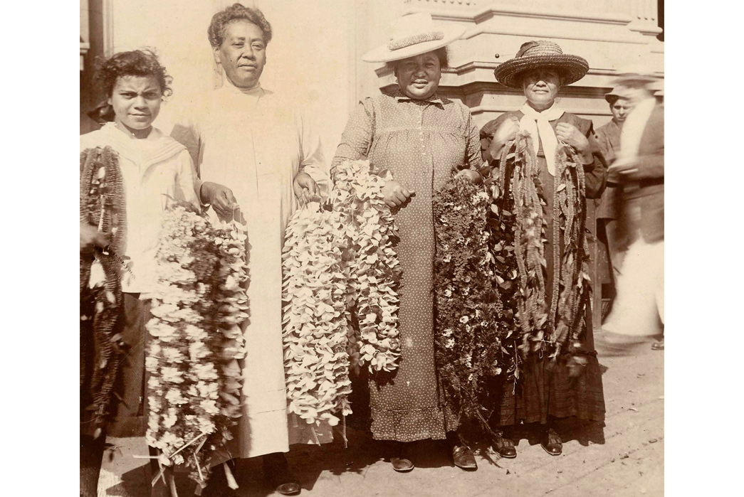The-Plaid-Island---All-About-Palaka-Check-Lei-sellers.-Image-via-Hawaii-State-Archives.