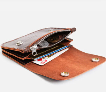 The-Heddels-Wallet-&-Cardholder-Guide-2023-My-favorite-part-about-this-wallet-is-the-single-card-slot-on-the-exterior-of-the-wallet.