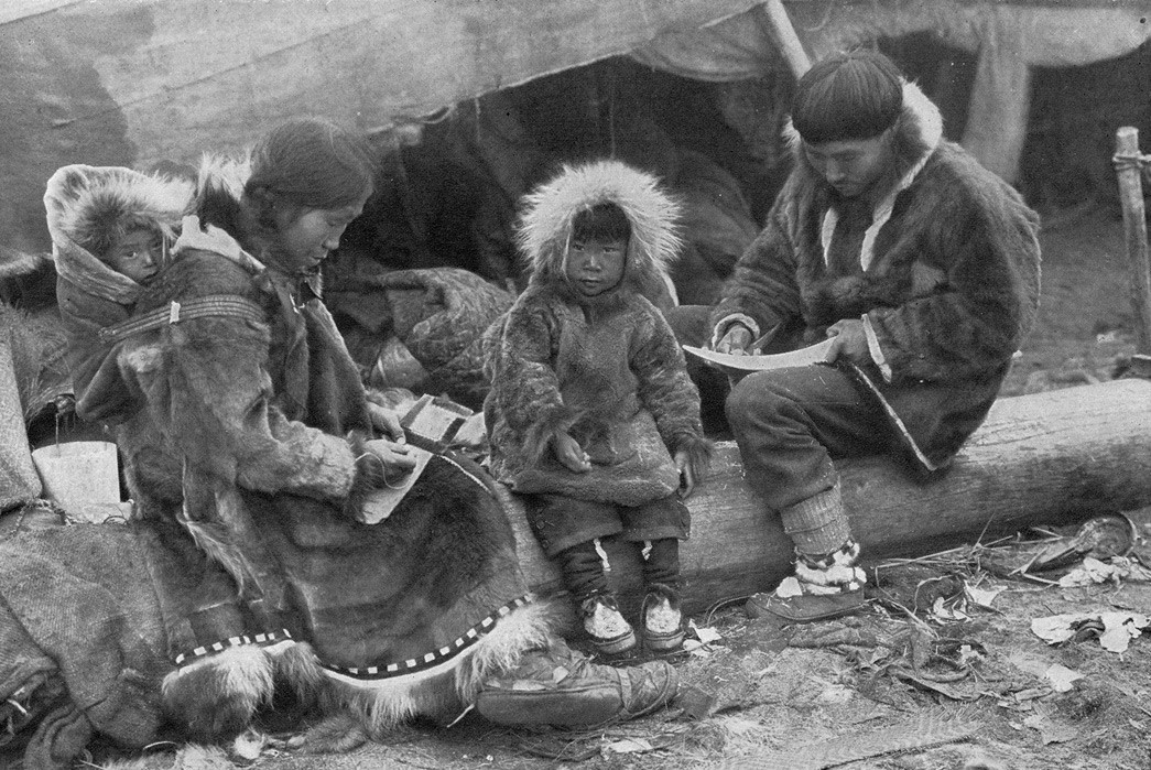 All-About-Smocks---From-Painters-to-Paratroopers-An-Inuit-family-wearing-traditional-caribou-anoraks.-Image-via-Wikipedia.