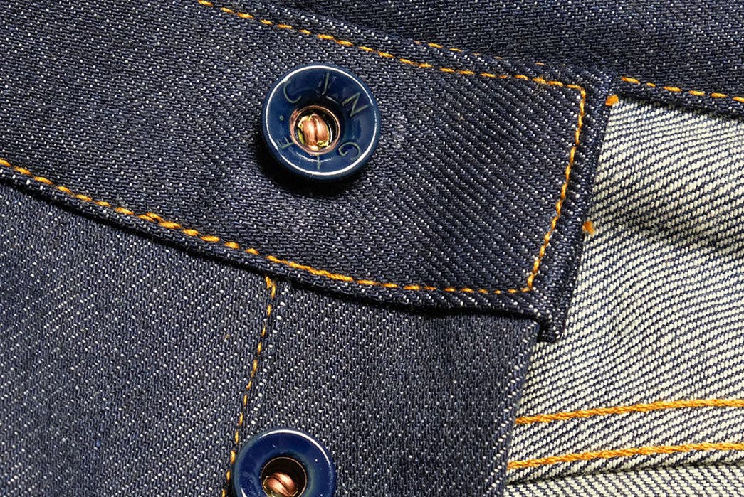 CINGLE's-Beak-Jeans-Have-Stretch-Fibers-at-Points-of-Movement-Front-buttons-details