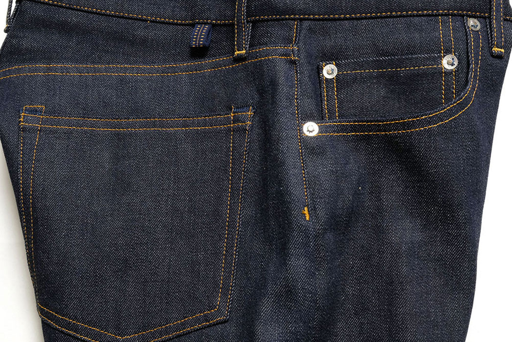 CINGLE's-Beak-Jeans-Have-Stretch-Fibers-at-Points-of-Movement-side-folded