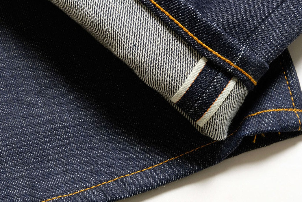 CINGLE's-Beak-Jeans-Have-Stretch-Fibers-at-Points-of-Movement-trouser-leg-details