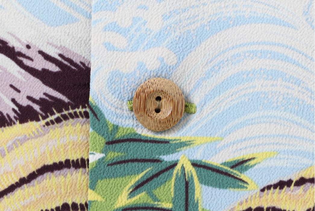 Come-Out-Fighting-in-Sun-Surf's-Fighting-Tiger-Hawaiian-Shirt-button-details