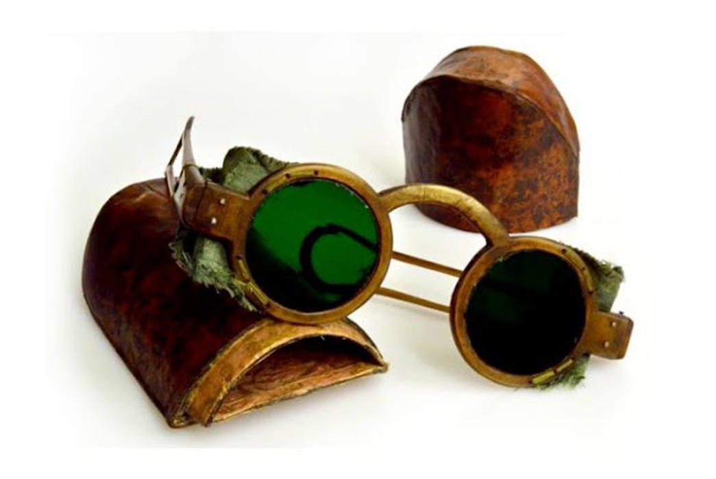 An-In-Depth-History-of-Sunglasses-A-pair-of-18th-century-Venetian-sunglasses-with-silk-blinders-and-original-metal-case.-Image-via-Gallery-France-Online.
