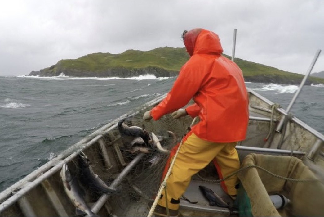 Alaskan-Odyssey-Fishing-Fleet-Workwear,-Part-I-Hauling-the-net-into-the-skiff.-Image-via-Grant-Hanson.